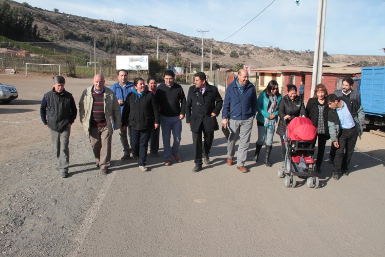 Cores y MOP visitan primer camino rural pavimentado a través del programa de conservación de mil kilómetros