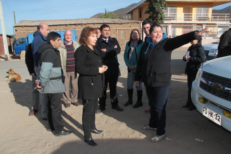 Cores y MOP visitan primer camino rural pavimentado a través del programa de conservación de mil kilómetros