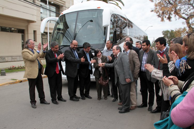 Gobierno Regional de Coquimbo entrega nuevo bus para el Hospital de Illapel