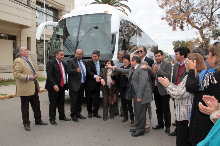 Gobierno Regional de Coquimbo entrega nuevo bus para el Hospital de Illapel