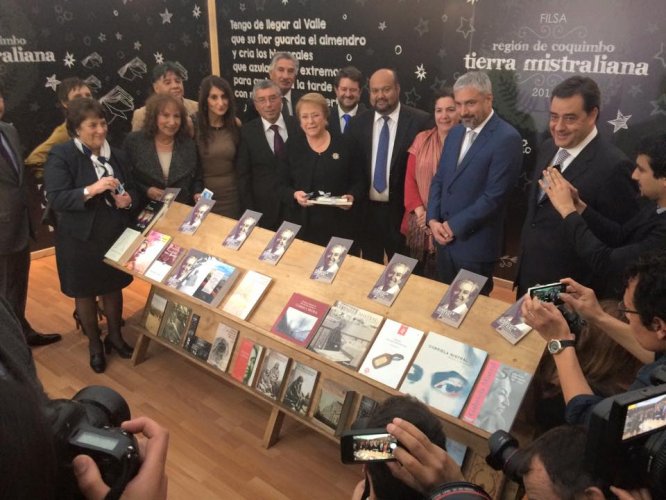 Con visita de la Presidenta Bachelet al stand regional inauguran Feria del Libro de Santiago 2015