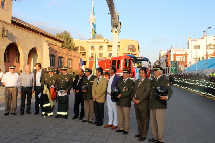 Gobierno Regional entrega millonaria inversión en equipamiento para 1.638 bomberos de la región