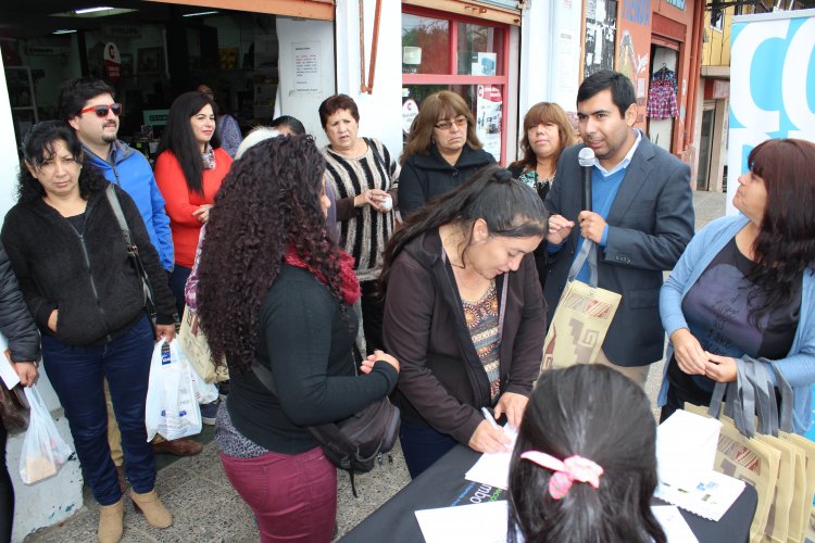 Vecinos de Los Vilos se involucran con el reciclaje utilizando bolsas reutilizables