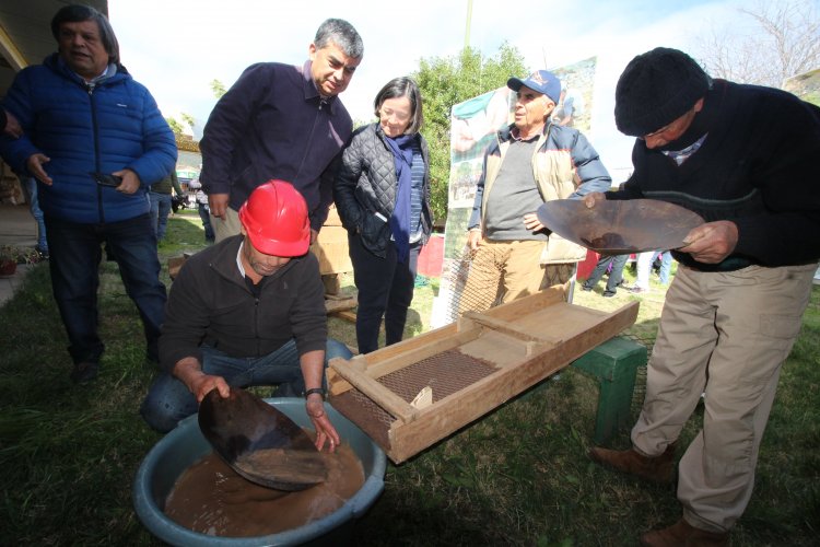 CORE participa en la entrega de implementos para pequeños mineros de lavaderos de oro de Illapel