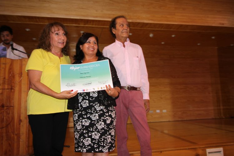 “Mujer Emprendedora Zonas Rezagadas” cerró el año con la graduación de 42 artesanas de la región