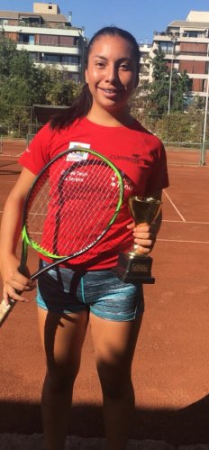 Joven promesa del tenis regional ya suma dos campeonatos este año Joven promesa del tenis regional ya suma dos campeonatos este año