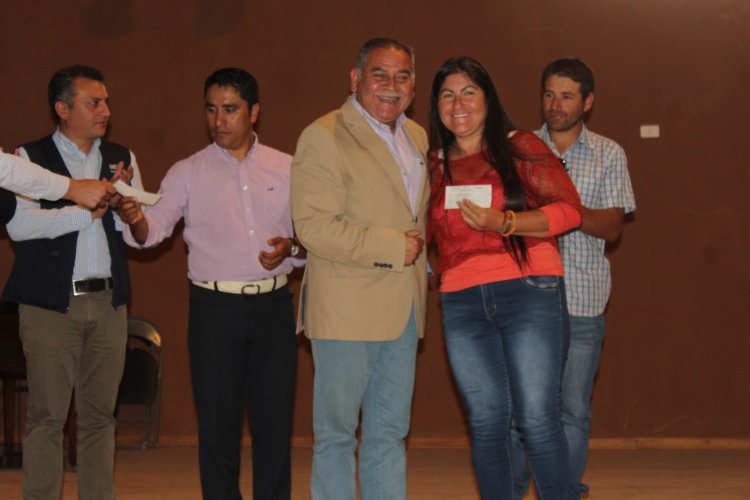Productores agrícolas de Paihuano afectados por la sequía reciben importante aporte económico Productores agrícolas de Paihuano afectados por la sequía reciben importante aporte económico