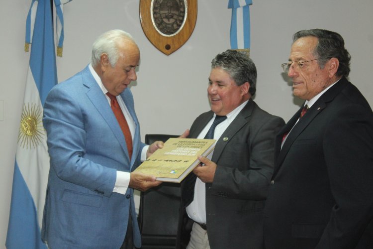 CORE entrega libros a la biblioteca de la legislatura de San Juan tras su paso por la Fiesta Nacional del Sol