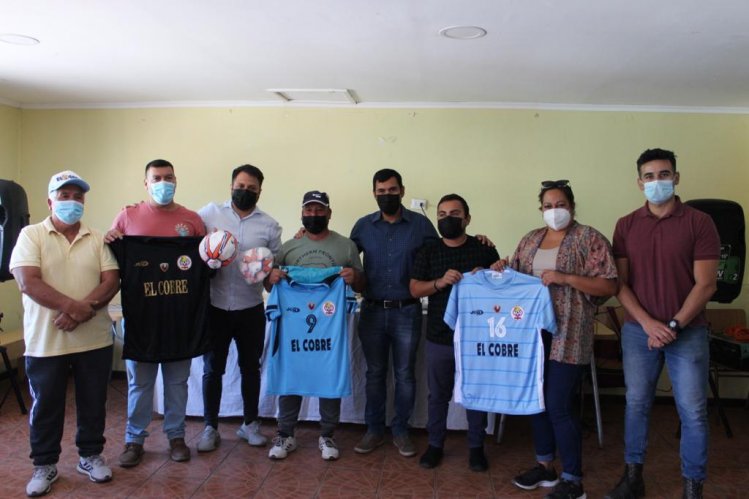 Club Deportivo El Cobre de Illapel recibe implementos deportivos para su participación en torneos locales