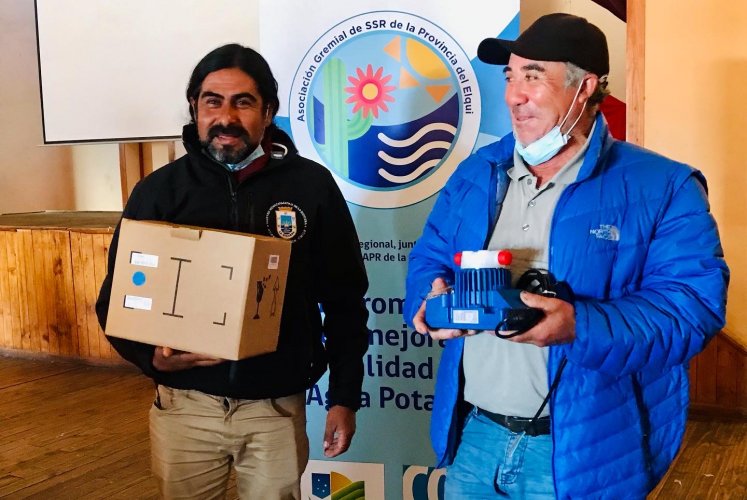 Familias de La Higuera reciben bombas de cloración de agua para sus sistemas de Agua Potable Rural