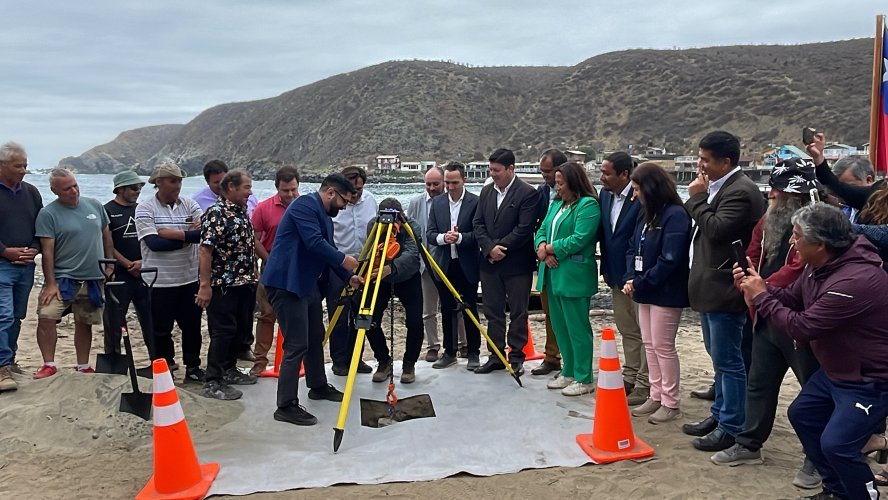 Instalan primera piedra para la nueva caleta pesquera en Puerto Oscuro