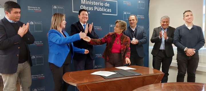 Con firma en Santiago se da el vamos a convenio para pavimentar caminos básicos rurales cofinanciado con el MOP