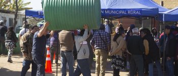 Crianceros y habitantes del sector rural reciben estanques para enfrentar la emergencia hídrica