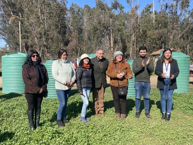 Crianceros y habitantes del sector rural reciben estanques para enfrentar la emergencia hídrica